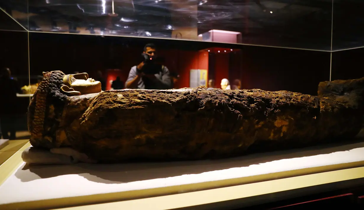 Seorang pria merekam video sebuah artefak kuno di Museum Hurghada, Hurghada, Mesir, Sabtu (29/2/2020). Mesir mengumumkan peresmian Museum Hurghada untuk meningkatkan pariwisata budaya di Provinsi Laut Merah. (Xinhua/Ahmed Gomaa)
