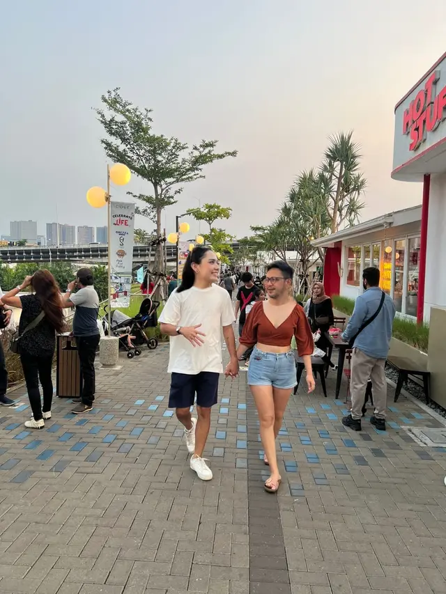 Pria Ini Minta Foto Bareng Pacar Diedit Agar Romantis, 10 Hasilnya Nyeleneh Banget