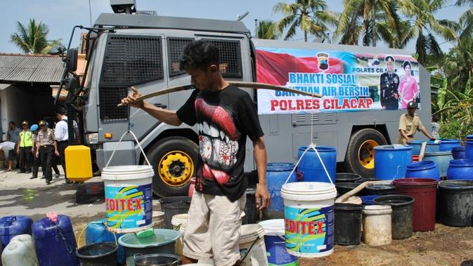 Polres Cilacap mengirimkan air bersih ke Desa Brebeg Kecamata Jeruklegi, Cilacap dengan water cannon atau meriam air. (Foto: Dok. Polres Cilacap untuk Muhamad Ridlo/Liputan6.com)