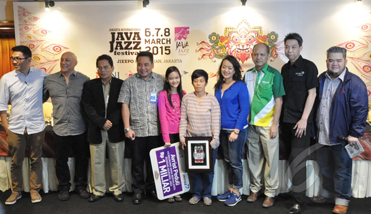 Sejumlah pihak terkait seusai konferensi pers Java Jazz Festival 2015 di Jakarta, Rabu (4/3).. Festival ber tema "Exploring Indonesia" tersebut akan menampilkan sejumlah artis Internasional dan Nasional. (Liputan6.com/Faizal Fanani)