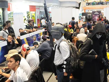 Sejumlah penggiat game memadati lantai dasar Mangga Dua Mall di Jakarta, Minggu (17/3). Ratusan gamers ambil bagian dalam kompetisi game Mobile Legends dan PUBG Mobile bertajuk NXL Mobile Esports Cup 2019. (Liputan6.com/Herman Zakharia)