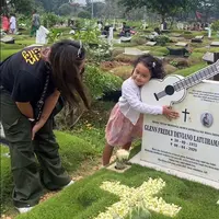 Sebelum pulang kampung, penyanyi Mutia Ayu berziarah ke makam Glenn Fredly. Tidak sendiri, ia bersama putrinya, Gewa Atlana Syamayim Latuihamallo. Tampak Gewa juga memeluk nisan dan membuat haru hingga menangis warganet. [Instagram/mutia_ayuu]