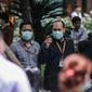 Sejumlah karyawan menggunakan masker saat beraktifitas di luar kantor di Jakarta, Senin (2/3/2020). Usai diumukan Presiden Jokowi bahwa ada 2 WNI yang terkena virus corona, banyak para pekerja menggunakan masker saat beraktifitas. (Liputan6.com/Faizal Fanani)