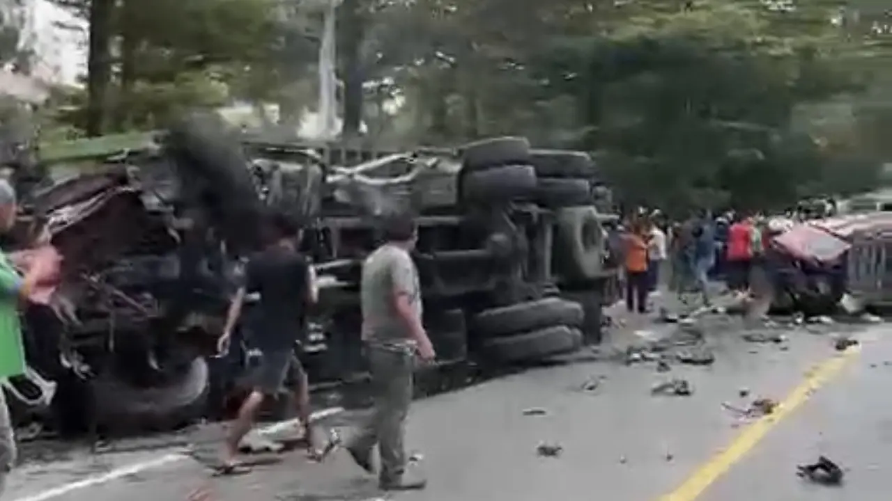 Kecelakaan Maut Sibolangit, Truk Bawa Galon Rem Blong Hantam 8 Kendaraan