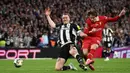 Tertinggal 0-2 dari Newcastle United, Liverpool tampil kian agresif. Namun, gol baru tercipta pada menit ke-90+4 lewat aksi Federico Chiesa. Skor berubah 1-2 untuk keunggulan Newcastle United. (HENRY NICHOLLS/AFP)