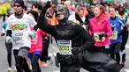 Seorang pelari mengenakan kostum Batman saat ambil bagian dalam Tokyo Marathon 2018 di Jepang, Minggu (25/2). Tokyo Marathon adalah salah satu dari 6 kompetisi lari kelas dunia setelah Boston, New York, Chicago, Berlin, dan London. (AP/Shizuo Kambayashi)