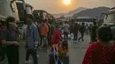 Orang-orang tiba di terminal bus yang ramai untuk kembali ke desanya sehari sebelum lockdown di Kathmandu, Rabu (28/4/2021). Puluhan ribu orang meninggalkan ibu kota Nepal sehari menjelang lockdown selama 15 hari yang diberlakukan karena melonjaknya kasus COVID-19. (AP Photo/Niranjan Shrestha)