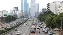 Sejumlah kendaraan melintas di ruas tol Jalan Gatot Soebroto, Jakarta, Rabu (30/1). Ketua DPR Bambang Soesatyo mengusulkan agar pemerintah mulai mewacanakan perizinan penggunaan jalan tol oleh pengguna sepeda motor. (Liputan6.com/Immanuel Antonius)