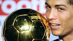 Cristiano Ronaldo meraih tiga kali penghargaan Ballon d'Or yaitu  pada tahun 2008, 2013 dan 2014. (AFP Photo/Franck Fife)
