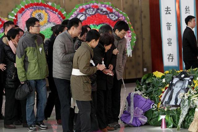 Pemakaman Qiu yang pernuh suasana haru | Photo: Copyright shanghaiist.com