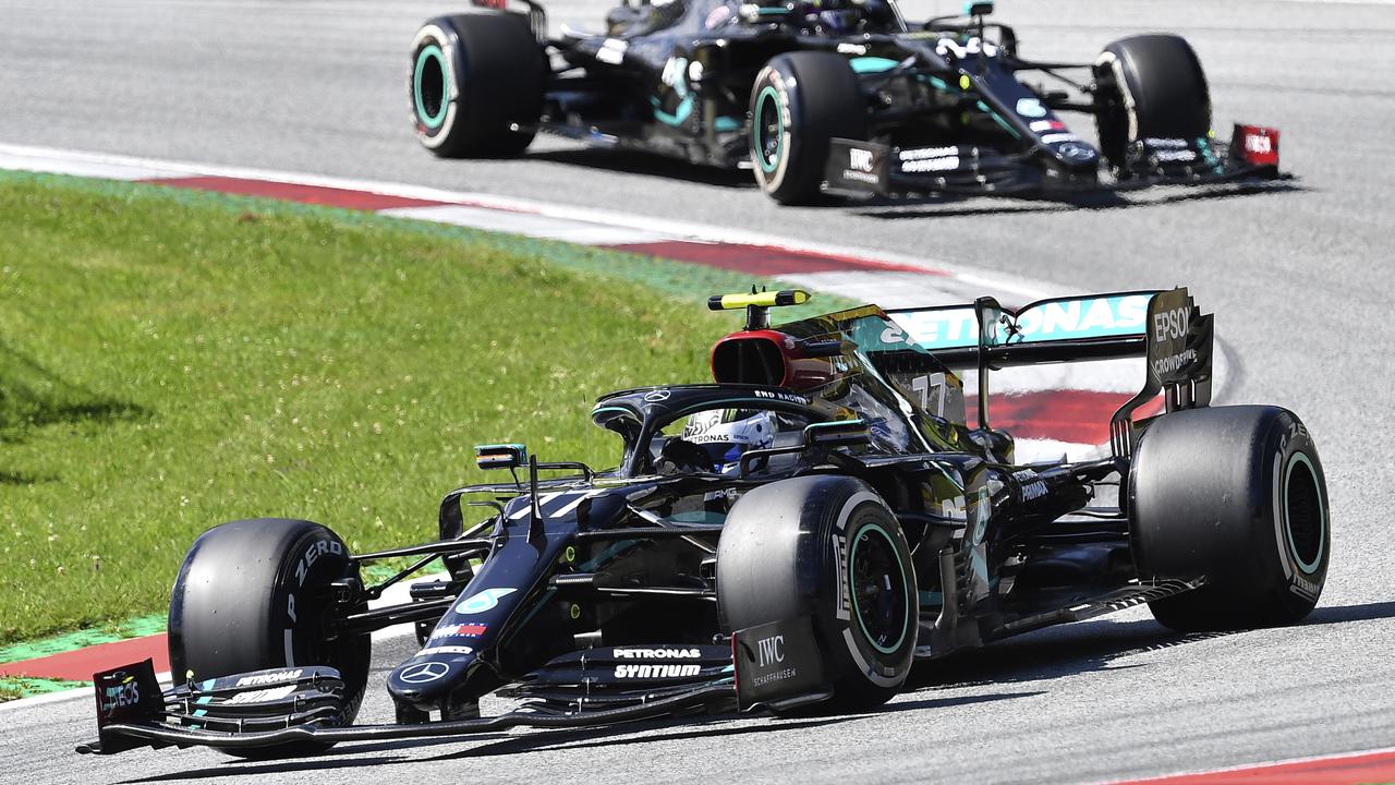 Pembalap Mercedes, Valtteri Bottas memimpin lomba Formula 1 GP Austria di Spielberg, diikuti rekan setim Lewis Hamilton