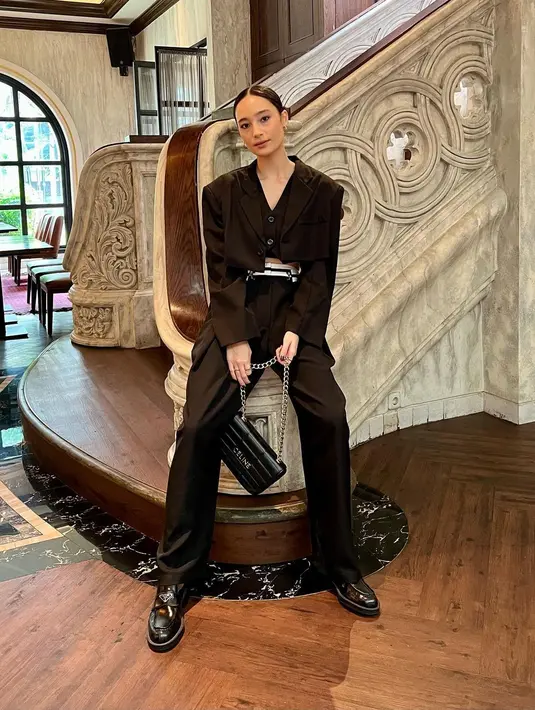 <p>Tatjana Saphira tampil lebih kasual dalam balutan baju serba hitam. Di sini ia terlihat mengenakan cropped blazer yang dipadu dengan celana panjang, platform shoes, dan shoulder bag yang semuanya berwarna hitam. Foto: Instagram.</p>