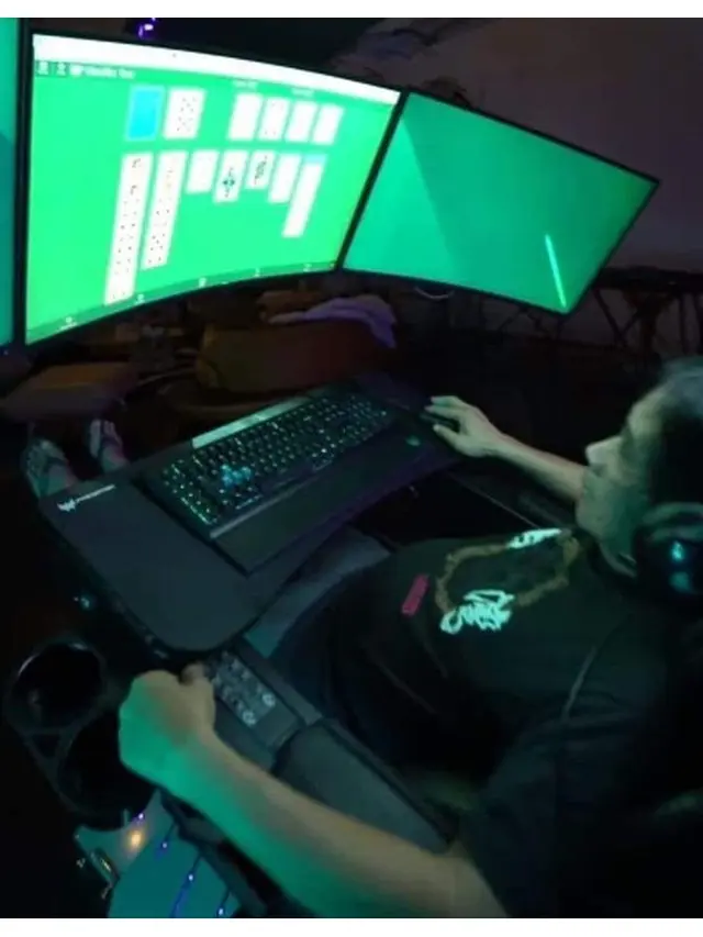 6 Potret Bapak-Bapak saat Main Game, Menolak Tua