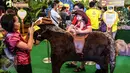 Seorang anak berpose di atas kuda di area bermain dan belajar Mal Taman Anggrek, Jakarta (02/04). Nestle Dancow 1+ menghadirkan kegiatan mengajak si anak-anak menjelajah dunia dan mendorong rasa keinginannya hujannya. (Liputan6.com/Fery Pradolo)