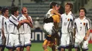 Para pemain Timnas Jepang U-20 merayakan kemenangan atas Uruguay dalam laga semifinal Piala Dunia U-20 1999 di Lagos, Nigeria (21/4/1999). Prestasi terbaik Jepang pada ajang Piala Dunia U-20 adalah satu kali merebut peringkat kedua yaitu pada edisi 1999 di Nigeria setelah kalah 0-4 dari Spanyol di partai final. (AFP/Issouf Sanogo)