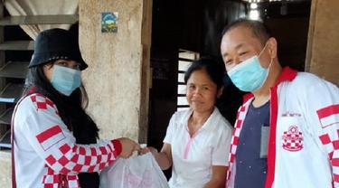 Relawan Solmet membagikan bantuan korban banjir Bekasi dan Jakarta. (Ist)