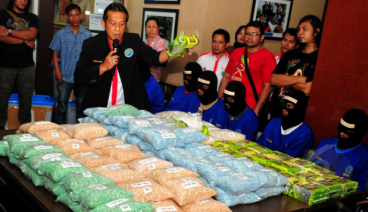 BNN berhasil membongkar peredaran gelap narkotika dan mengamankan tujuh orang tersangka asal Aceh Timur dengan barang bukti sebanyak 20 Kg Sabu dan 580 ribu butir ekstasi, Jakarta, Rabu (13/5/2015). (Liputan6.com/Yoppy Renato)