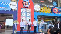 Seremoni pemotongan pita oleh Wakil Direktur Bank Mandiri, Henry Panjaitan, yang menandakan dibukanya acara Livin' Fest 2025. ( Foto: Aisyah Ichsani Maulida)