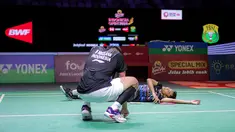 Ekspresi kecewa pebulu tangkis ganda putra Indonesia, Bagas Maulana/Muhammad Shohibul Fikri setelah kalah dari wakil Denmark, Kim Astrup/Anders Skaarup Rasmussen pada babak perempat final Indonesia Open 2024 di Istora Senayan, Jakarta, Jumat (07/06/2024). (Bola.com/Bagaskara Lazuardi)