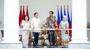 Presiden Indonesia Joko Widodo atau Jokowi (kedua kanan) dan istrinya Iriana (kanan) berbagi momen ringan bersama Presiden Filipina Ferdinand Marcos Jr (kedua kiri) dan istrinya Madame Louise Araneta Marcos (kiri) saat pertemuan di Istana Kepresidenan Bogor, Bogor, Jawa Barat, Senin (5/9/2022). Jokowi dan Ferdinand Marcos Jr menuju beranda Istana Bogor untuk melakukan pembicaraan atau veranda talk. (AP Photo/Achmad Ibrahim, Pool)