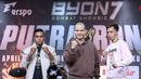 Presiden Byon, Yoshua Marcellos Muliardo bersama petarung Kksam vs Aman Koboi saat Face off sekaligus jumpa pers Byon Combat Showbiz Vol.7 di SCTV Tower, Jakarta, Kamis (12/3/2026). (Bola.com/M Iqbal Ichsan)