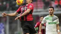 Aksi Zlatan Ibrahimovic saat AC MIlan melawan Sassuolo (AP)