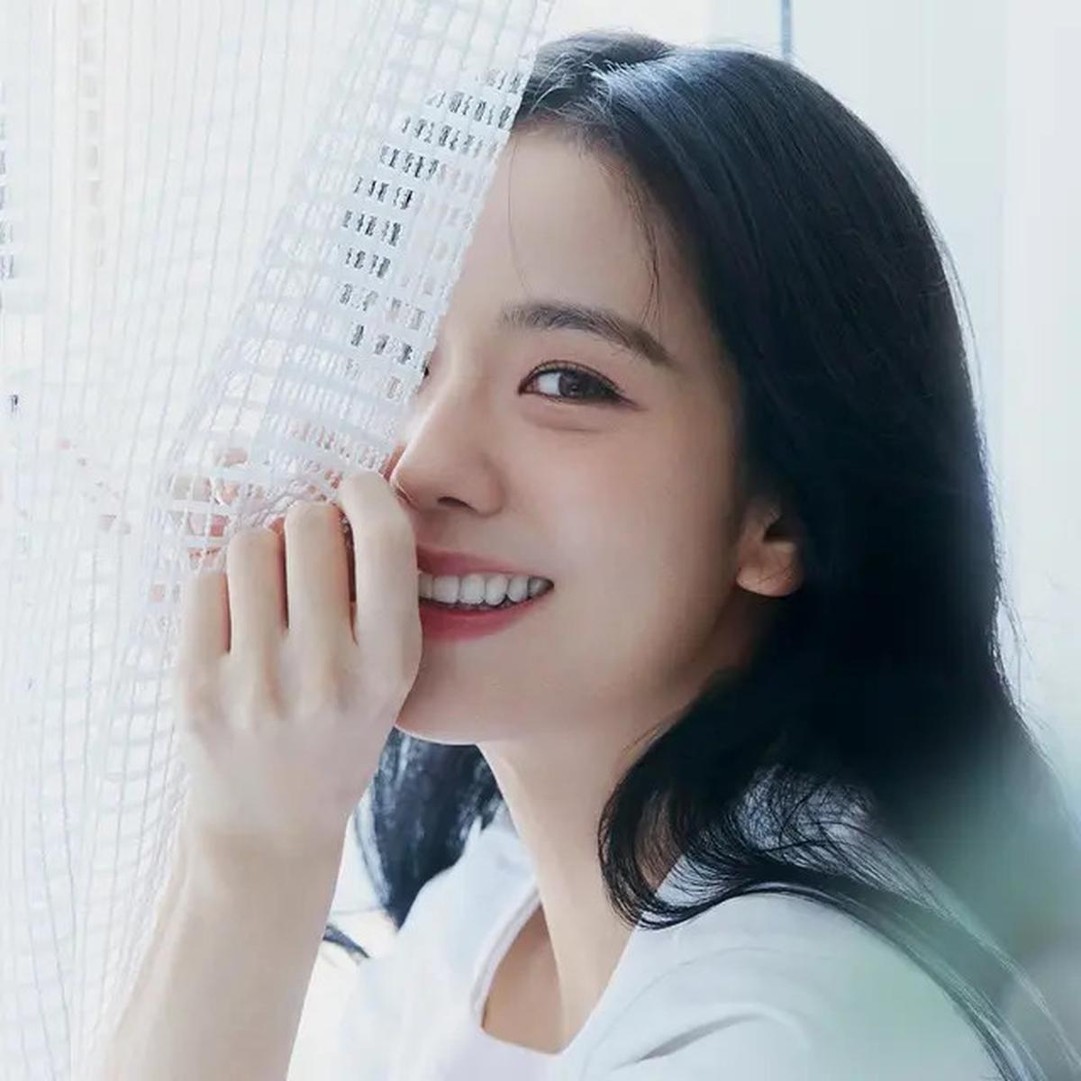 Jisoo BLACKPINK Pakai Ikat Pinggang Mungil Rp11 Jutaan Saat Promosi Drakor Newtopia