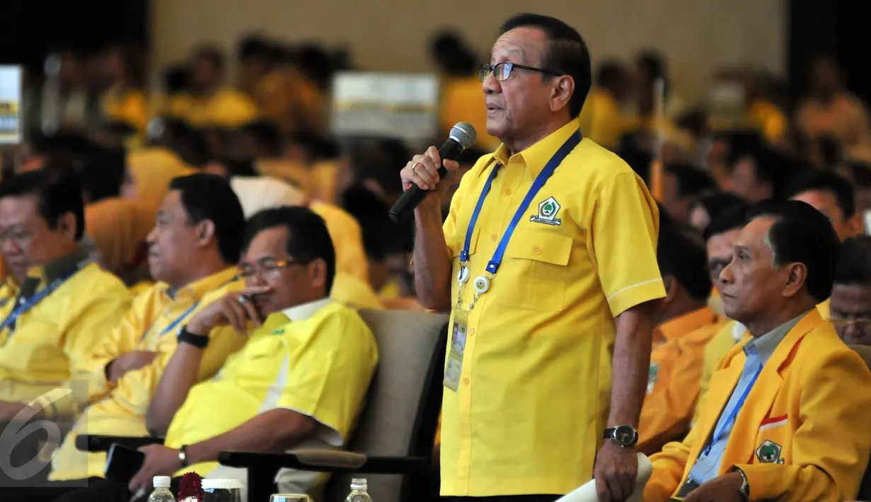 Ketua Dewan Pertimbangan Partai Golkar Akbar Tandjung mengikuti Rapat Paripurna membahas Tata Tertib Pemilihan Ketum Partai Golkar di arena Munaslub, Bali, Minggu (15/5). Rapat itu diwarnai instruksi dari para anggota partai. (Liputan6.com/Johan Tallo)