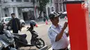 Petugas mengoperasikan mesin parkir meter di kawasan Kota Tua, Jakarta, Rabu (18/7). Sebanyak 13 Terminal Parkir Elektronik (TPE) dipasang di kawasan tersebut guna mengantisipasi membludaknya kendaraan yang parkir. (Liputan6.com/Immanuel Antonius)
