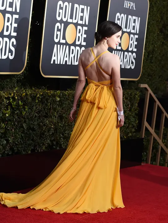 Rachel Brosnahan berpose di karpet merah saat tiba menghadiri 76th Golden Globe Awards di Beverly Hills, California (7/1). ). Aktris 28 tahun ini tampil cantik menggenakan gaun panjang berwarna kuning. (AP Photo/Jordan Strauss)