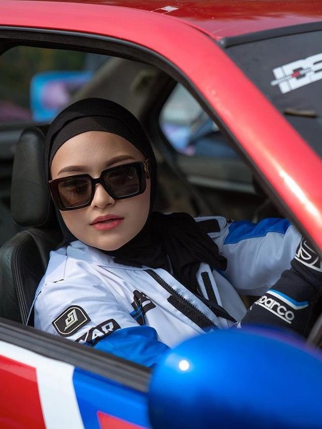 Potret Nathalie Holscher saat berhijab saat racing (Instagram/@nathalieholscher)