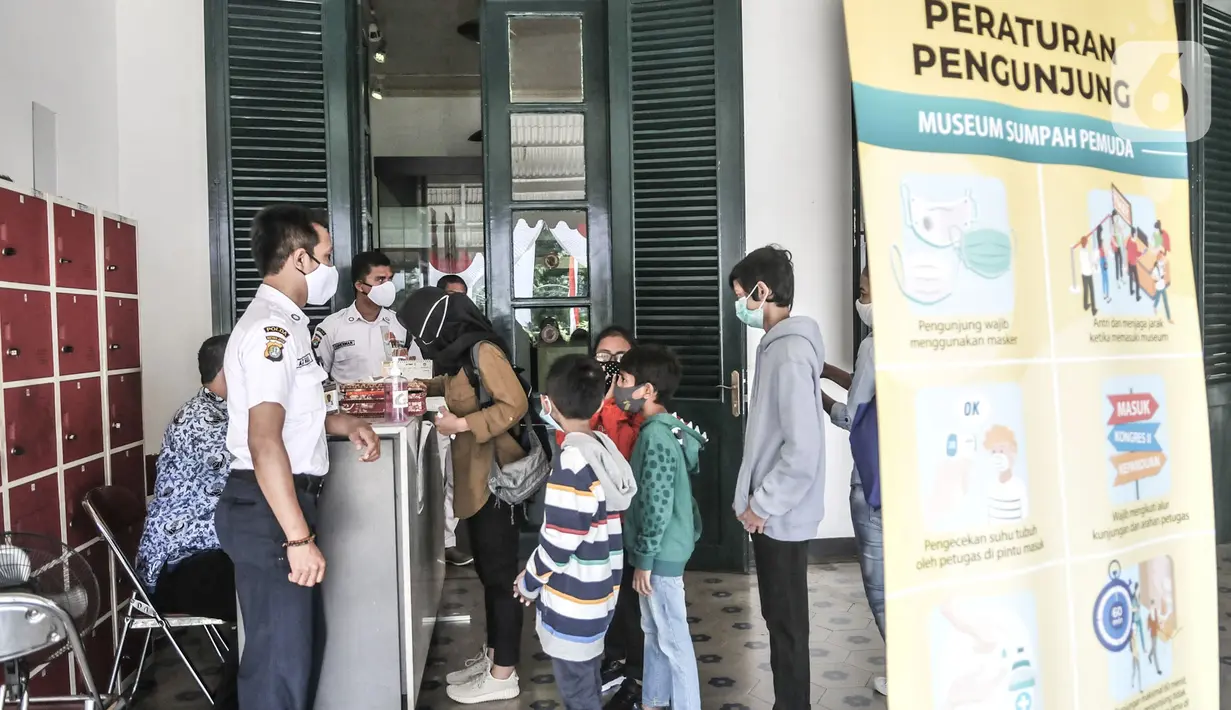 Keluarga mengajak anak-anak mengunjungi Museum Sumpah Pemuda, Jakarta, Rabu (28/10/2020). Libur cuti bersama dimanfaatkan warga untuk mengajak anak-anak mengenal sejarah lahirnya Sumpah Pemuda sebagai bentuk edukasi agar memahami jejak perjuangan pahlawan sejak dini. (merdeka.com/Iqbal Nugroho)
