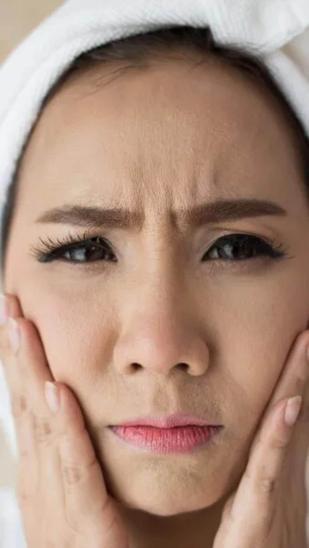 Oleh karena itu, sangat penting untuk memilih produk perawatan wajah dengan hati-hati, terutama jika kamu memiliki kulit kering yang cenderung sensitif.
