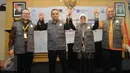 Menaker Hanif Dhakiri (kiri) dan Ketua KPK Agus Rahardjo (kanan) berfoto bersama usai penandatanganan Standar Kompetensi Kerja Nasional Indonesia (SKKNI) bidang penyuluhan antikorupsi di Gedung KPK, Jakarta, Kamis (24/11). (Liputan6.com/Helmi Afandi)