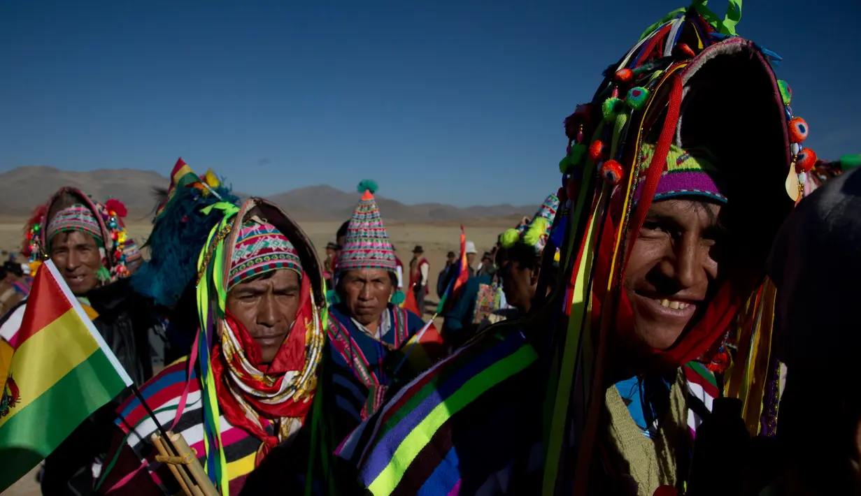 Suku Quechua bersiap mengikuti pawai ulang tahun tentara Bolivia ke-192 di Kjasina, Bolivia (7/8). Upacara militer ini digelar ditengah gurung yang jauh dari keramaian ibukota bolivia. (AP Photo/Juan Karita)