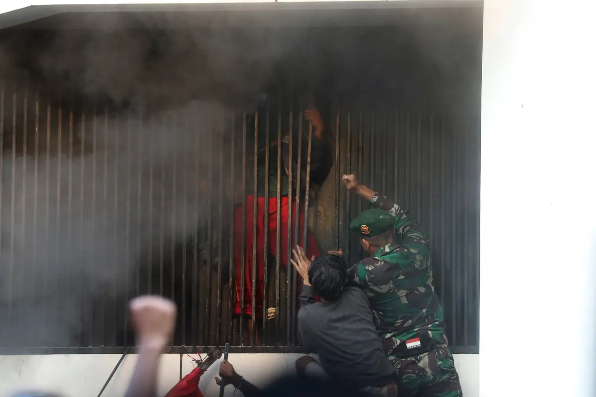 Dramatis, Momen Warga dan TNI Bahu Membahu Evakuasi Penghuni Gedung yang Terbakar
