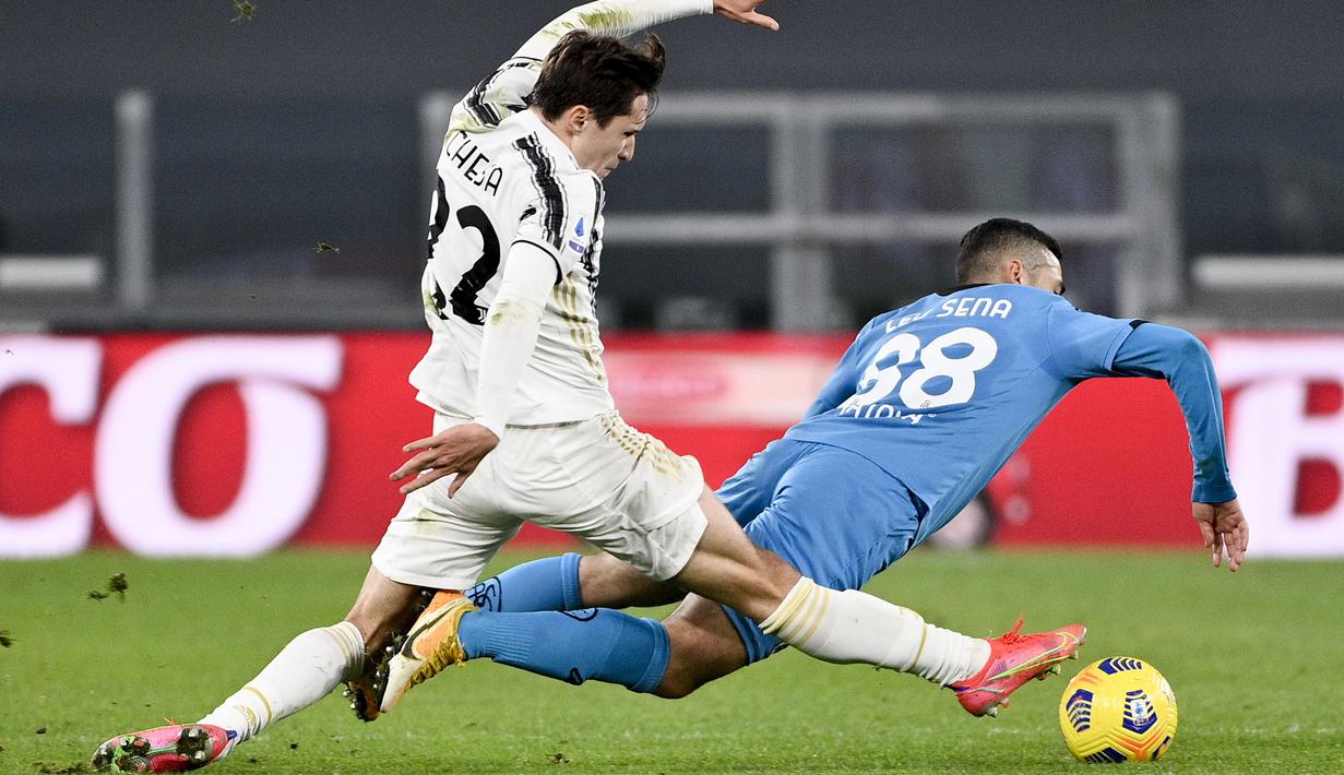 Striker Juventus, Alvaro Morata, melakukan selebrasi usai mencetak gol ke gawang Spezia pada laga Liga Italia di Stadion Allianz, Selasa (2/3/2021). Juventus menang telak 3-0. (Marco Alpozzi/LaPresse via AP)