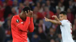 Pemain Liverpool, Daniel Sturridge terlihat sedih saat timnya kalah dari Sevilla pada Final  UEFA Europa League  di St Jakob-Park stadium, Basel, (Rabu atau Kamis (19/5/2016) dini hari WIB.  (AFP/ Sebastien Bozon)