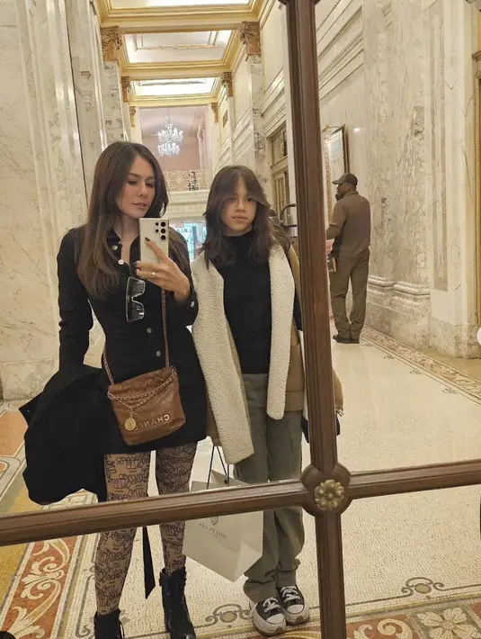 Kali ini, Wulan Guritno juga tampak mengenakan outfit musim dingin yang khas dengan boots yang jadi kunci tampilan outfitnya.  [Foto: Instagram/ Wulan Guritno]