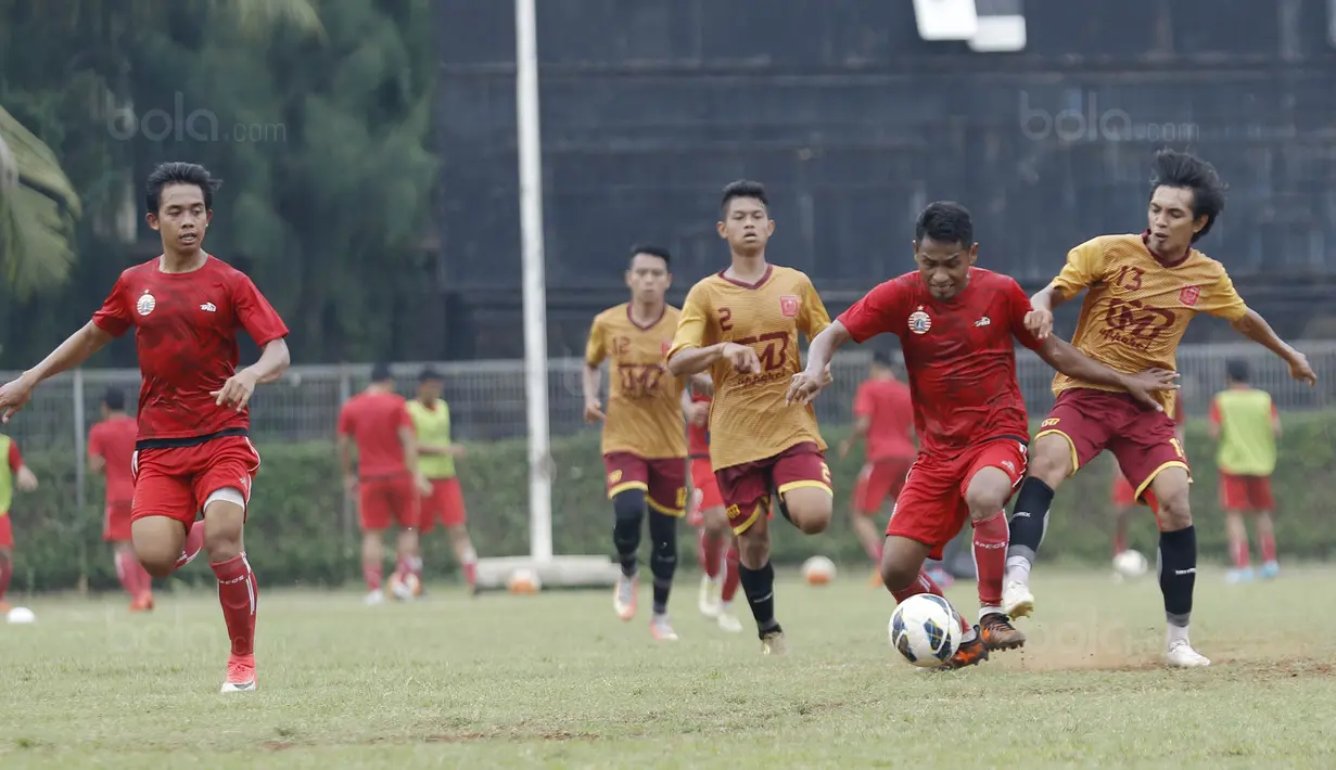 Gelandang Persija, Ramdani Lestaluhu, berusaha melewati pemain Persika Karawang pada laga uji coba di Stadion Soemantri Brodjonegoro, Kuningan, Jakarta, Sabtu (30/12/2017). Persija menang 3-1 atas Persika. (Bola.com/M Iqbal Ichsan)