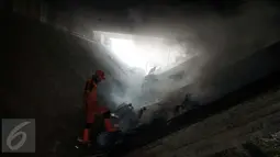 Pasukan oranye memeriksa tumpukan sampah yang berada di bawah Fly over jalan Dewi Sartika, Cawang, Jakarta, Rabu (19/4). (Liputan6.com/Gempur M. Surya)