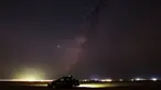 Galaksi Bima Sakti terlihat di gurun Mutriba Kuwait, 100 km barat laut ibu kota Kuwait City (13/10/2020). (AFP/Yasser Al-Zayyat)
