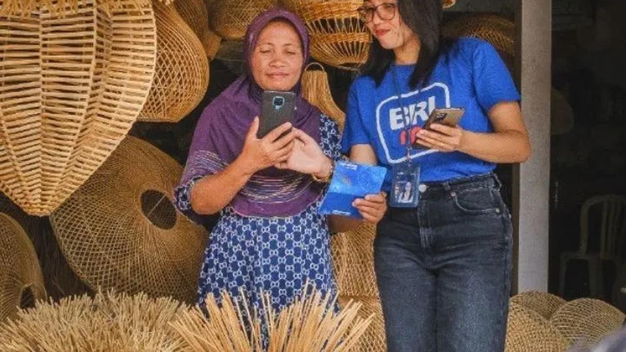 "Ini akibat kita belum memiliki strategi nasional transformasi digital dan belum memiliki badan yang mengatur itu," kata Teten.<br>