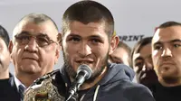 Khabib Nurmagomedov memberikan pidato dihadapan penggemarnya di Stadion Anzhi Arena, Rusia, Senin (8/10). Khabib menjadi pusat perhatian dunia setelah sukses mempertahankan sabuk juara kelas ringan UFC melawan Conor McGregor. (AFP/Vasily MAXIMOV)