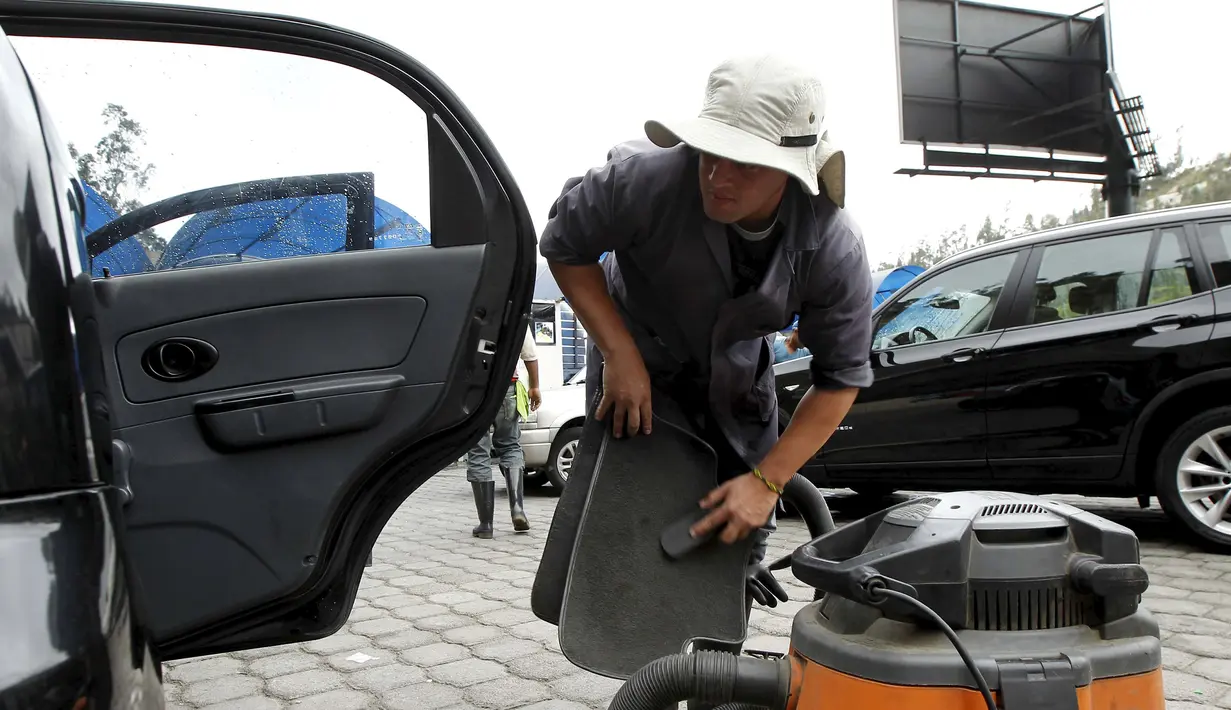 Seorang imigran asal Kuba saat membersihkan sebuah mobil di tempat pencucian mobil, Quito, Ekuador ,Selasa (1/12). Pemerintah Ekuador mengumumkan bahwa warga Kuba yang berada di Ekuador wajib mempunyai Visa. (REUTERS/Guillermo Granja)
