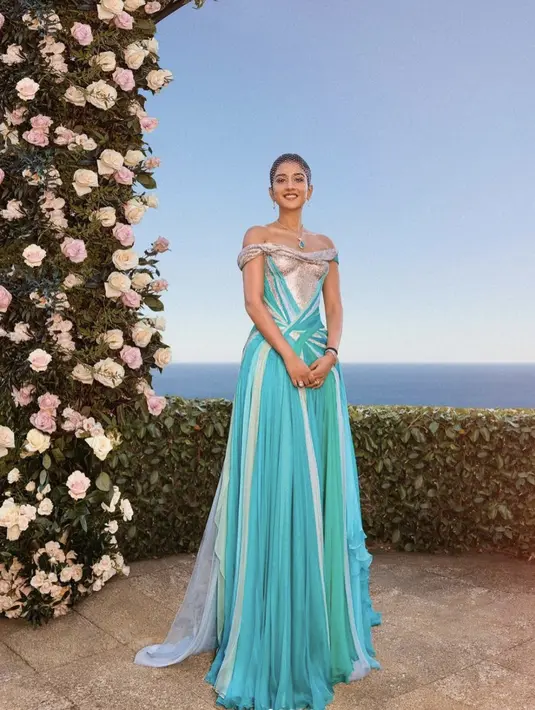 Gauntersebut jatuh sepurna saat dikenakan dengan paduan warna yang begitu memikat. [Foto: Instagram/@shaleenanathani]