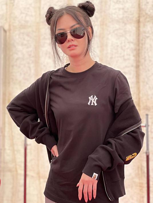 Meski beberapa kali kerap mengkreasikan berbagai gaya rambut, Nita Gunawan pun baru kali ini tampil dengan dikuncir dua yang membuatnya terlihat menggemaskan. Lengkap mengenakan kacamata, menjadi pelengkap outfitnya saat menjadi host dalam acara Carnaval SCTV. (Liputan6.com/IG/@nitagunawan09)