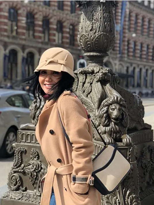 Dari setiap foto yang diunggah, tak sedikit warganet yang memuji penyanyi yang juga pernah bermain dalam film Rumah Tanpa Jendela tersebut. Bahkan, ada yang memuji cantiknya Yuni kebangetan. (Instagram/yunishara36)