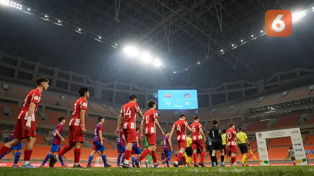 Foto: Panasnya Duel La Liga Taersaji dalam Laga International Youth Championship antara Barcelona U-18 melawan Atletico Madrid U-18 di JIS