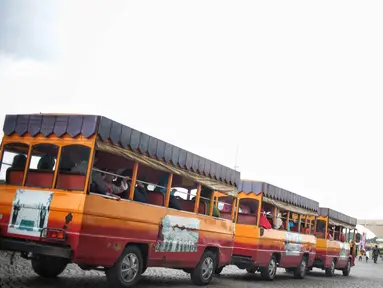 Kereta wisata membawa pengunjung mengelilingi kawasan Monumen Nasional (Monas), Jakarta, Sabtu (22/12). Libur sekolah yang berbarengan dengan libur Natal dan Tahun Baru dimanfaatkan masyarakat untuk pergi berwisata ke Monas. (Liputan6.com/Faizal Fanani)